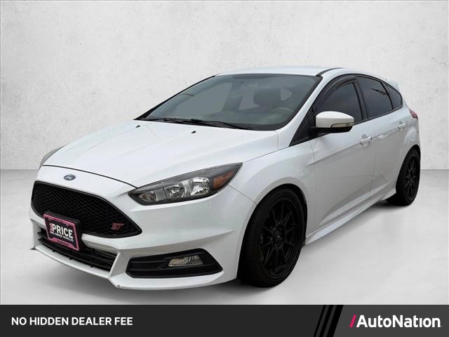 Oxford White 2018 Ford Focus Hatchback Front-Wheel Drive 6-Speed Manual