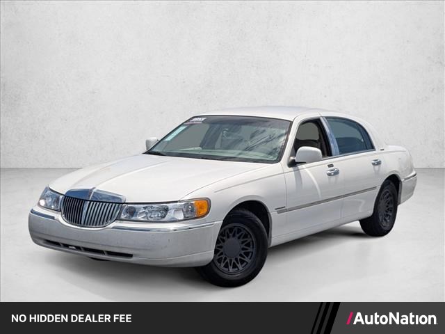 White Pearlescent 2000 Lincoln Town Car Signature Sedan Rear-Wheel Drive Automatic