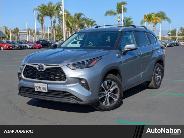 Moon Dust 2023 Toyota Highlander XLE FWD SUV / Crossover Front-Wheel Drive Automatic