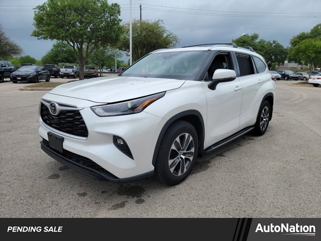 White (Blizzard Pearl) 2021 Toyota Highlander XLE FWD SUV / Crossover Front-Wheel Drive Automatic