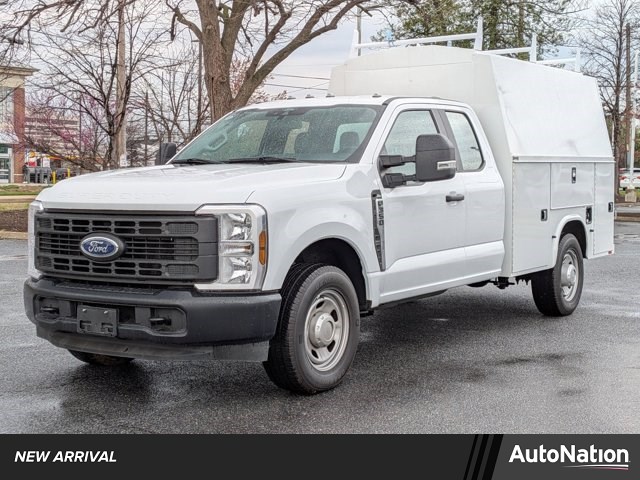 Oxford White 2024 Ford F-350 Super Duty Chassis XLT SuperCab RWD Pickup Truck 4X2 Automatic