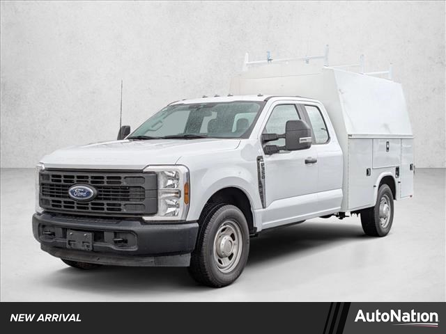 Oxford White 2024 Ford F-350 Super Duty Chassis XLT SuperCab RWD Pickup Truck 4X2 Automatic