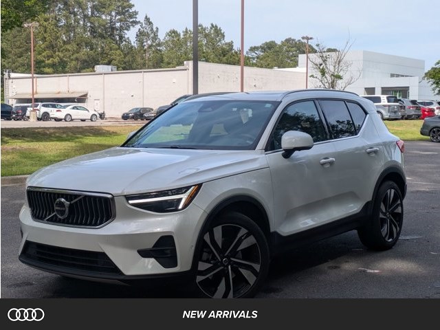 Crystal White Meta 2024 Volvo XC40 B5 Plus Bright Theme AWD SUV / Crossover All-Wheel Drive Automatic