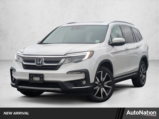 2022 Honda Pilot Touring AWD with Rear Captain's Chairs