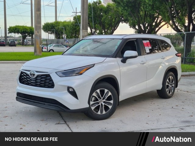 White (Wind Chill Pearl) 2026 Toyota Highlander SUV / Crossover All-Wheel Drive Automatic