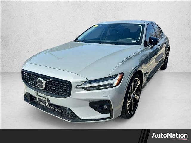 2024 Volvo S60 B5 Core Dark Theme FWD