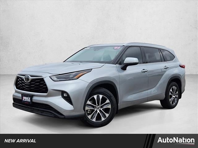 Celestial Silver Metallic 2022 Toyota Highlander XLE FWD SUV / Crossover Front-Wheel Drive Automatic