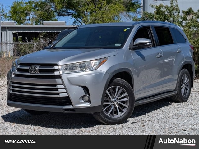Celestial Silver Metallic 2017 Toyota Highlander XLE SUV / Crossover Front-Wheel Drive Automatic