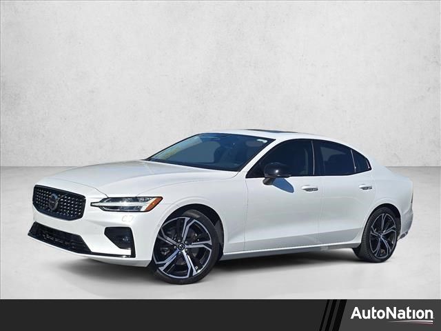 Volvo S60 B5 Plus Dark Theme AWD